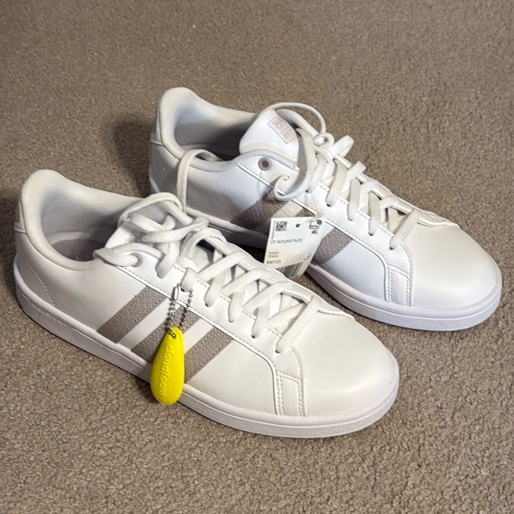 Adidas advantage court shoes leather Women’s size 9.